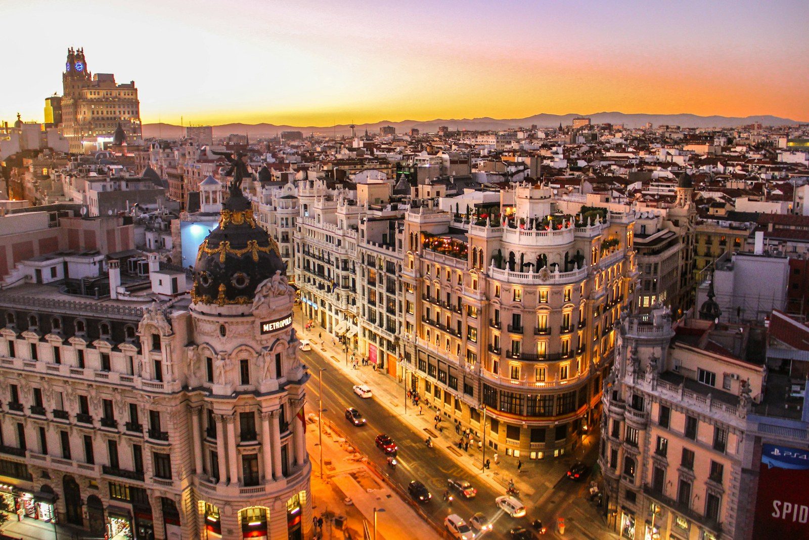 Panorámica de la Gran Vía de Madrid al atardecer