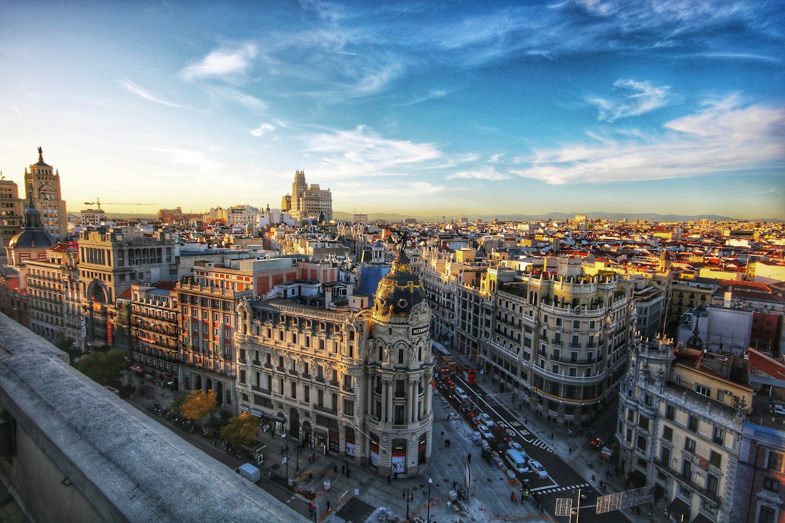 Vista de Madrid bajo un cielo con nubes, imagen ilustrativa